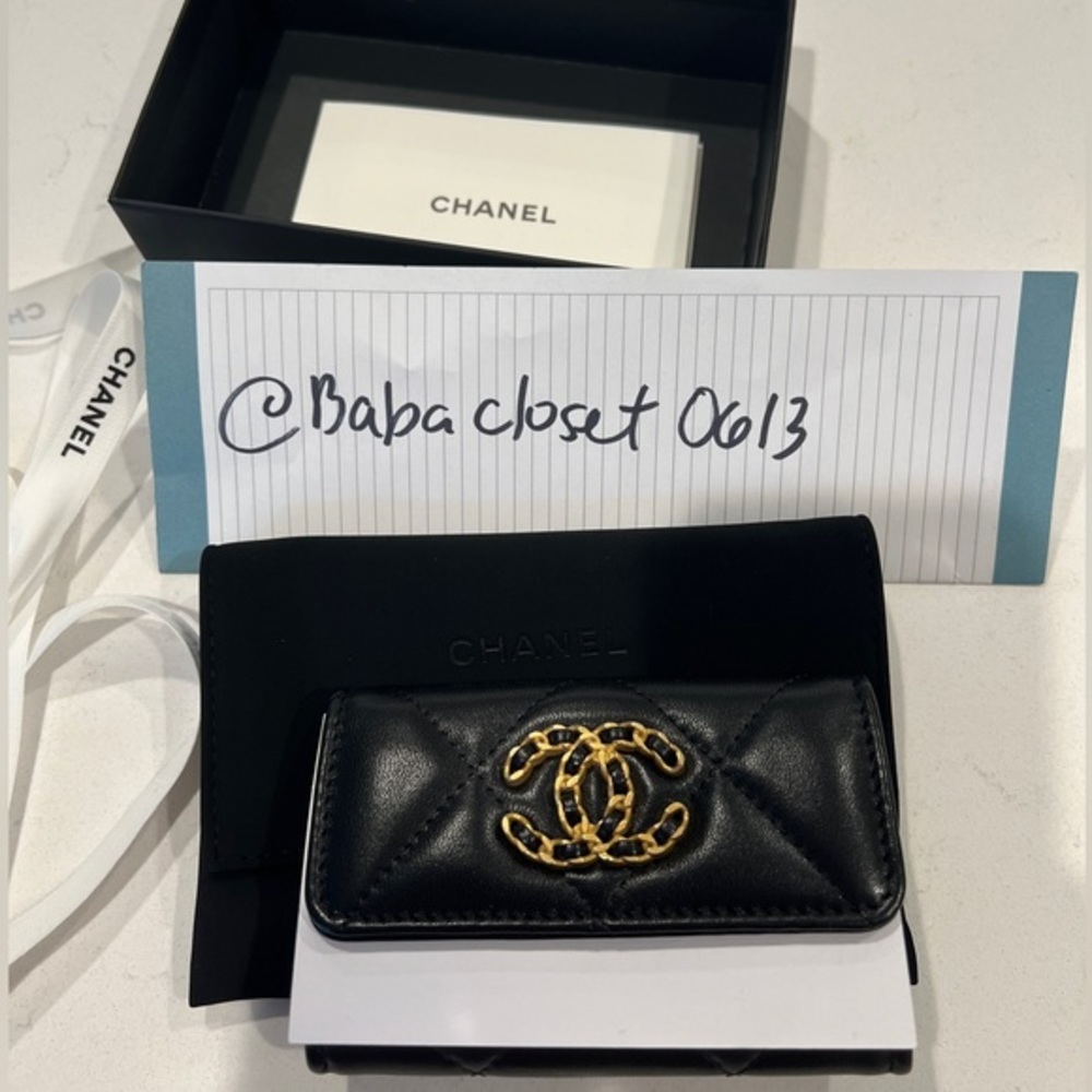 Brandnew Chanel 19 Flap Card Holder Lambskin - Poshmark Transaction ONLY 🚫trade